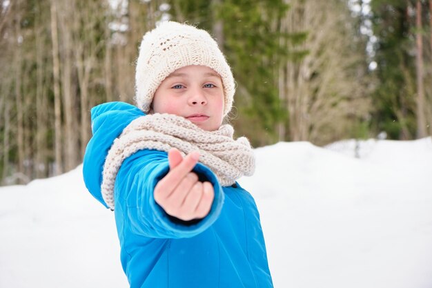 Odkryty zbliżenie portret młodej pięknej szczęśliwej uśmiechniętej dziewczyny w winter park