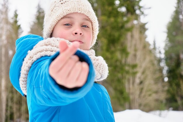 Zdjęcie odkryty zbliżenie portret młodej pięknej szczęśliwej uśmiechniętej dziewczyny w winter park