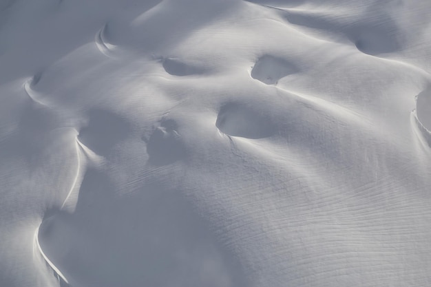 Odległy szczyt górski pokryty śniegiem w British Columbia Aerial Background