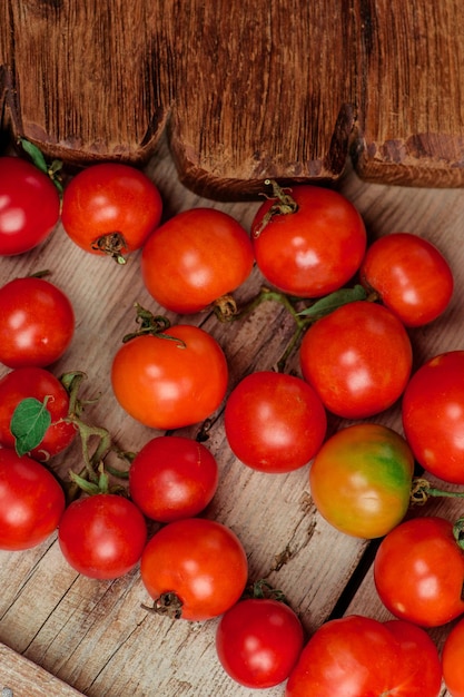 Odmiana dojrzałych naturalnych organicznych pysznych pomidorów Grupa świeżych pomidorów na drewnianym tle