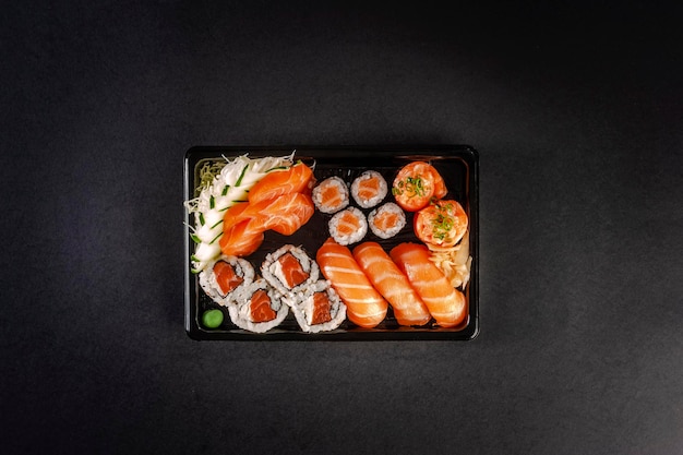 Odmiany łososia sushi sashimi onigiri sushi Jhow sakemaki i uramaki philadelphia