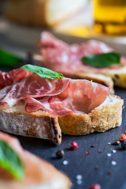 Odmiany Prosciutto, Coppa i salmi Bruschetta