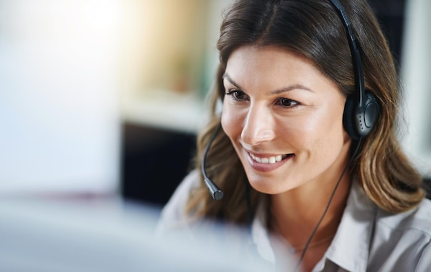 Odnajduje Radość W Kontaktach Z Klientami. Ujęcie Agentki Pracującej W Call Center.