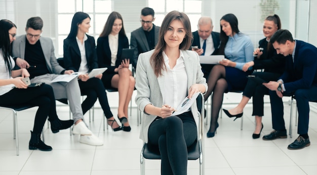 Odnosząca Sukcesy Bizneswoman I Grono Czołowych Ekspertów W Sali Konferencyjnej. Zdjęcie Z Miejscem Na Kopię