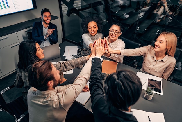 Odnoszący sukcesy ludzie biznesu dają sobie nawzajem pięć Świetny zespół gotowy do pracyKoncepcja pracy zespołowej