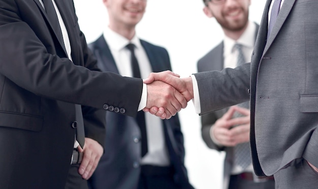 Odnoszący sukcesy partnerzy biznesowi podają sobie ręce