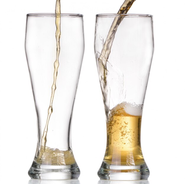 Zdjęcie odosobniona szkła i brązu butelka piwo na białym tle