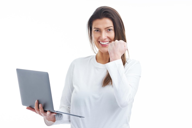Odosobniony obrazek brunetka kobieta na białym tle z komputerem