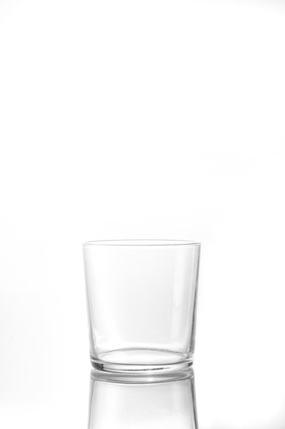 Odosobniony pusty szklany tumbler dla wody, soku lub mleka na białym tle.