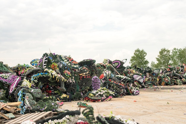 Odpady z tworzyw sztucznych na cmentarzu Korony sztucznych kwiatów są używane Zanieczyszczenie środowiska