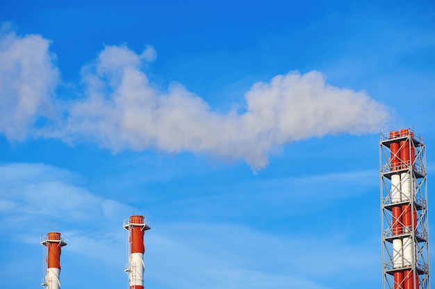 Odprowadzanie dymu z komina Ogromny dym z rury Czerwonobiały komin fabryczny Zanieczyszczenie środowiska Emisja dwutlenku węgla Globalna koncepcja ochrony klimatu