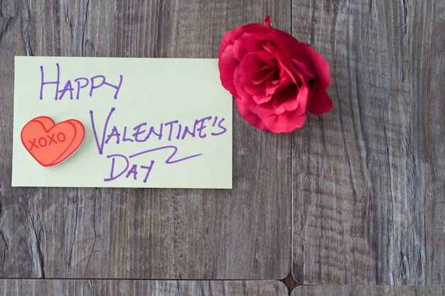 Odręcznie napisana kartka walentynkowa z czerwonymi różami pokazującymi miłość