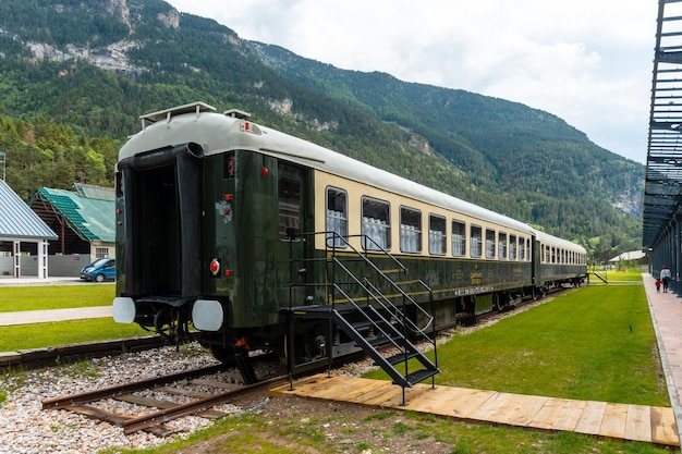Odrestaurowane wagony na starej stacji kolejowej Canfranc w Pirenejach w Hiszpanii