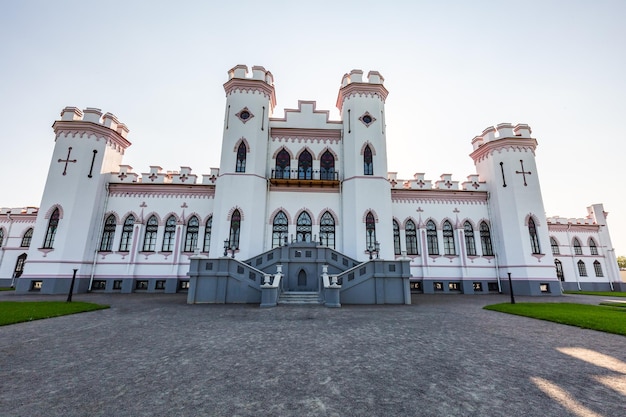 Zdjęcie odrestaurowany pałac kosawa zamek puslovsky w kosawa białoruś