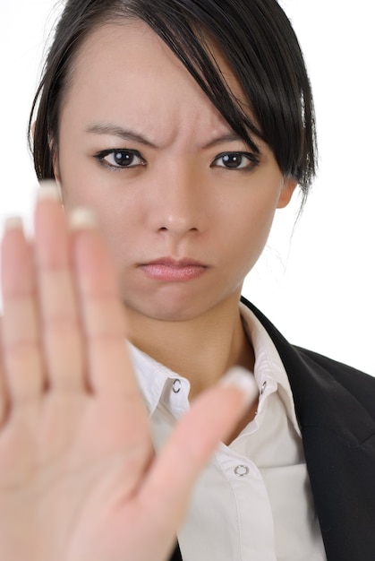 Zdjęcie odrzuć gest przez azjatycką kobietę biznesu z wyrazem pewności, portret zbliżenie na białym tle.