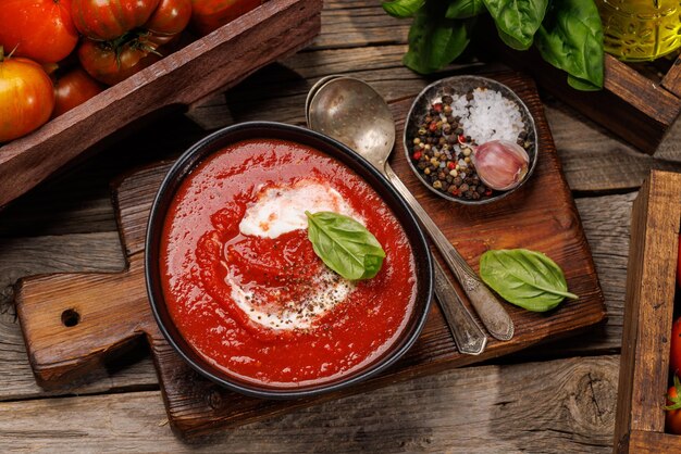 Odświeżająca domowa zupa gazpacho z zimnych pomidorów