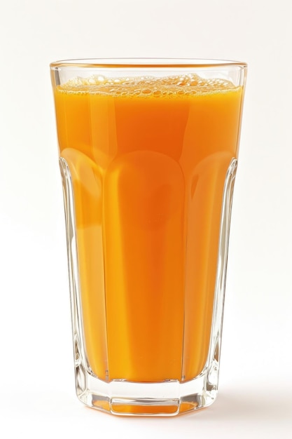 Odświeżająca szklanka soku z marchewki błyszcząca żywotnością na dziewiczym białym tle
