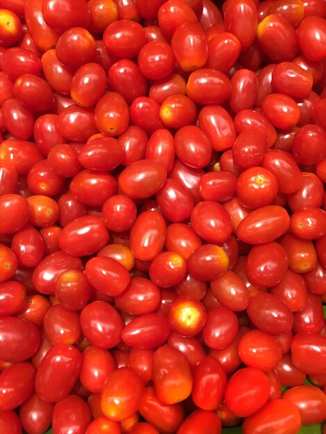 Odświeżający czerwony pomidor w rynku