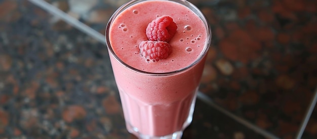 Zdjęcie odświeżający letni napój z brzoskwini i malin
