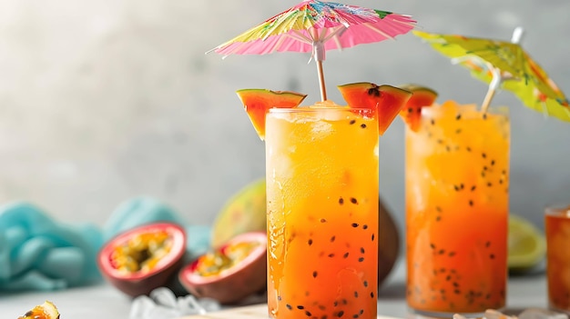 Odświeżający sok z owoców namiętności z arbuzem i lodem w wysokich kieliszkach z różowym parasolem