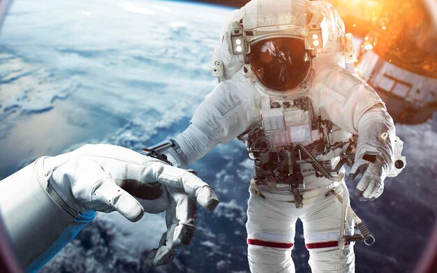 Zdjęcie odważny astronauta podczas spaceru kosmicznego na orbicie ziemi ludzie w kosmosie elementy tego zdjęcia dostarczone przez nasa