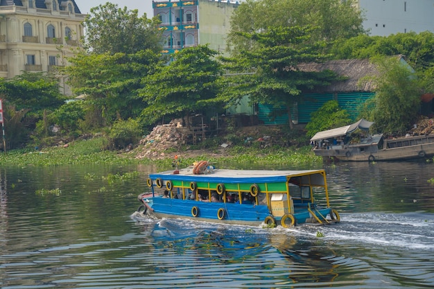 Odwiedzający świątynię Phu Chau Phu Chau Mieu łodziami znajduje się pośrodku odnogi rzeki Sajgon unoszącej się na rzece Vam Thuat