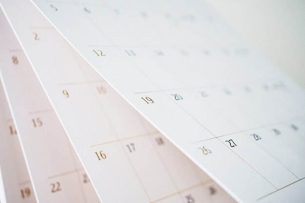 Odwracanie arkusza kalendarza z bliska. koncepcja spotkania planowania biznesowego planowania spotkania