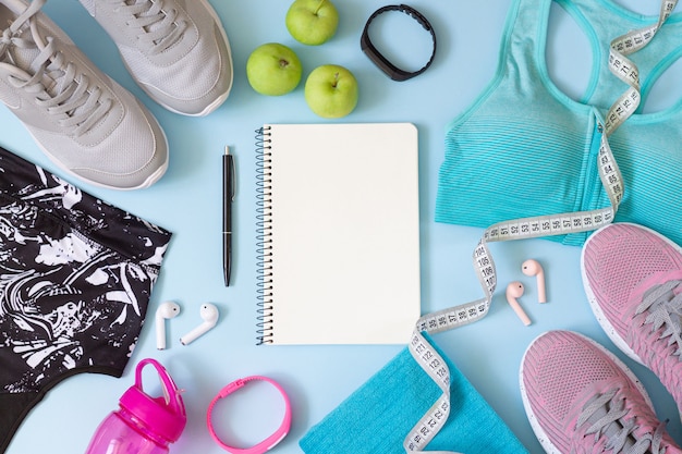 Odzież na siłownię i akcesoria dla kobiet z pustym notatnikiem do planu ćwiczeń