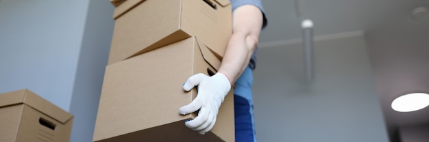 Odzież robocza i rękawiczki męskie noszą pudełka kartonowe