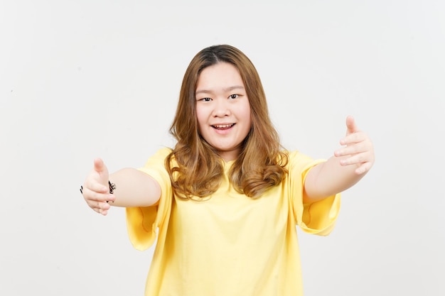 Oferując uścisk pięknej azjatyckiej kobiety w żółtej koszulce na białym tle
