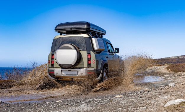 Off road turystyczny samochód jeździ offroad w górach Ekspedycja podróżnicza i wakacyjne przygody w odległych obszarach