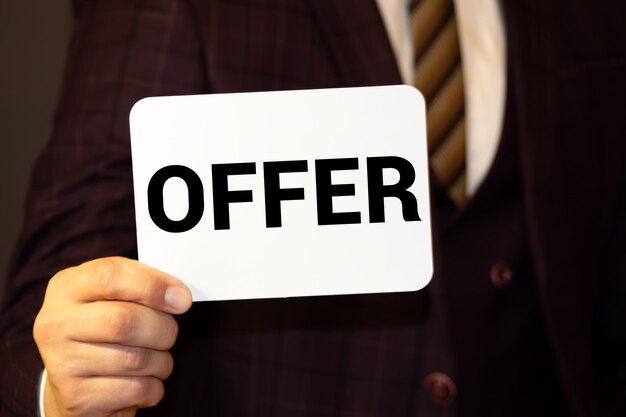 OFFER tekst pokaz kartkę posiadający biznesmen reklamę marketingową cyfrową