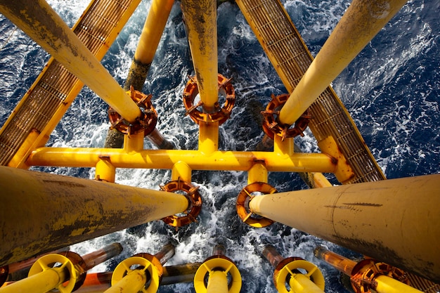 Offshore wiertniczy żółty rurociąg naftowy i gazowa fala morska produkcji ropy naftowej.