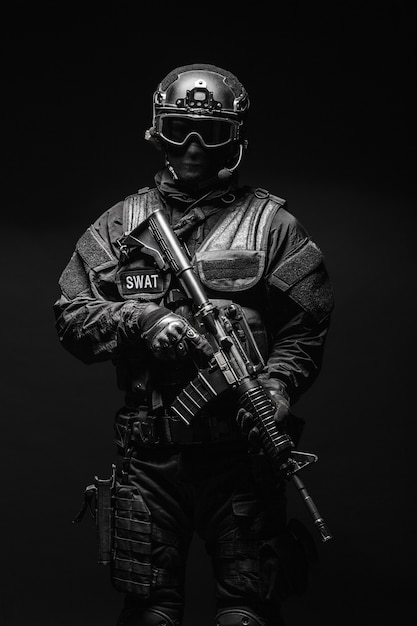 Oficer policji spec ops SWAT