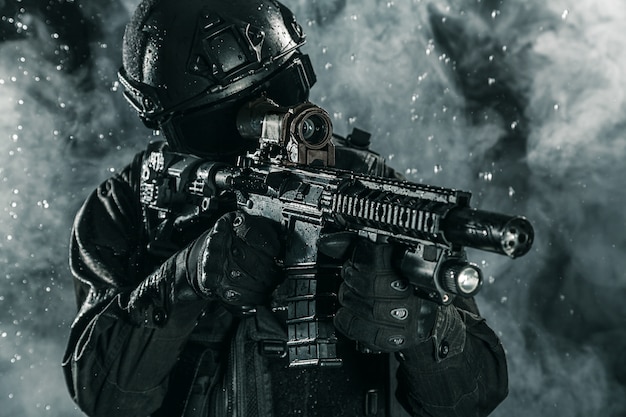 Oficer policji spec ops SWAT