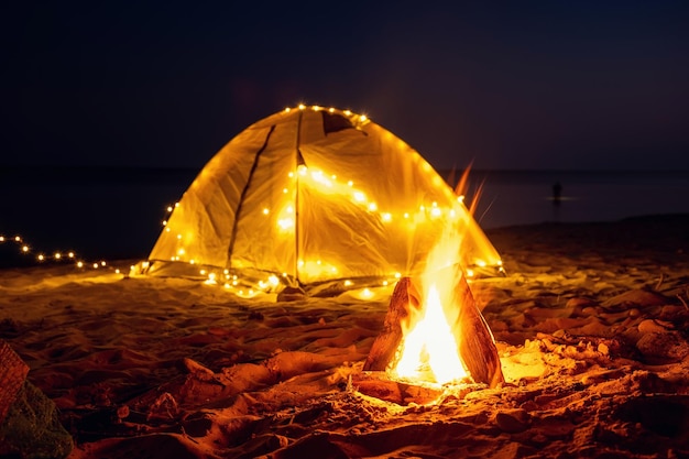 Ogień w nocy na plaży Letni nastrój