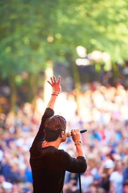 Oglądanie festiwalu muzycznego przycięte zdjęcie dużego tłumu na koncercie muzycznym