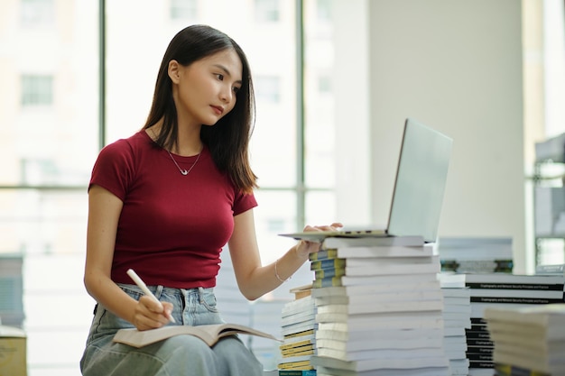 Oglądanie seminarium internetowego przez studentów