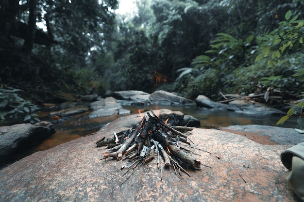 Ognisko, plener przy wodospadzie w tropikalnym lesie deszczowym,