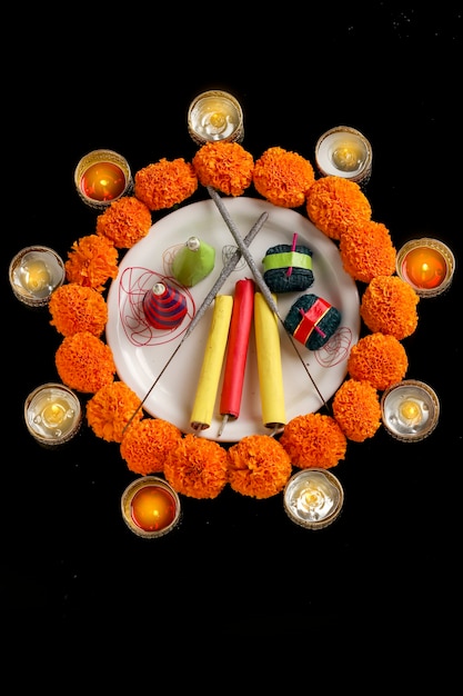 Zdjęcie ogniste krakersy, lampa i kwiat na ciemnym tle, indyjski festiwal diwali