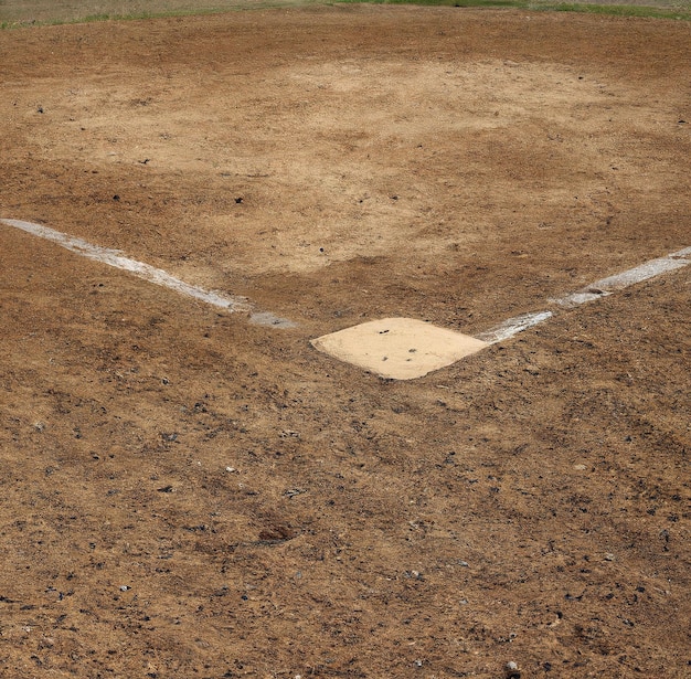 Ogólny widok diamentowego obrazu baseballowego z białą podstawą i liniami