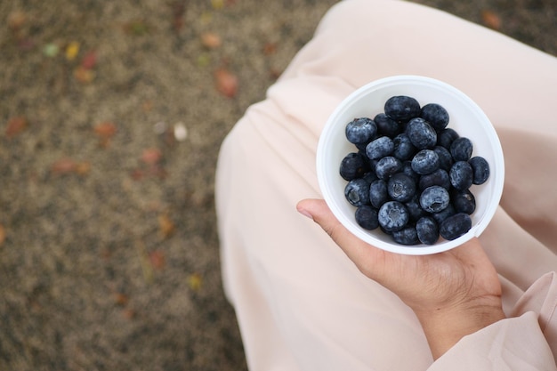 Ogólny widok kobiet jedzących jagody w naturze