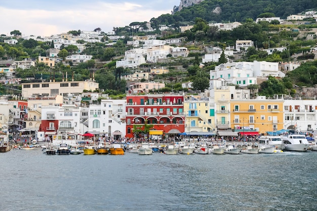 Ogólny widok na wyspę Capri w Neapolu we Włoszech