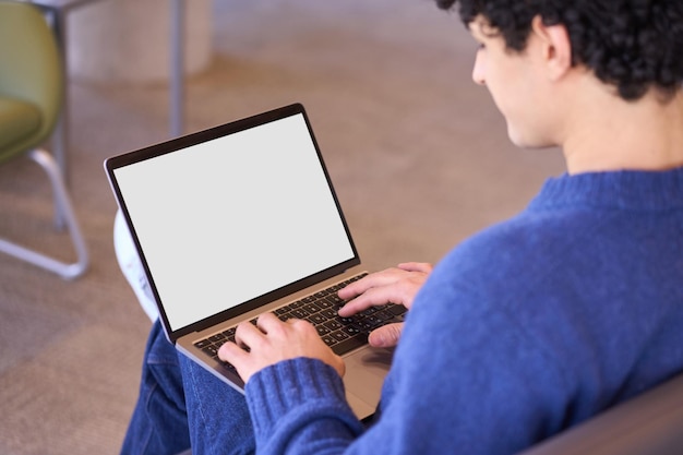 Ogólny widok programisty programisty korzystającego z laptopa z białym pustym ekranem z wolnym miejscem na reklamę