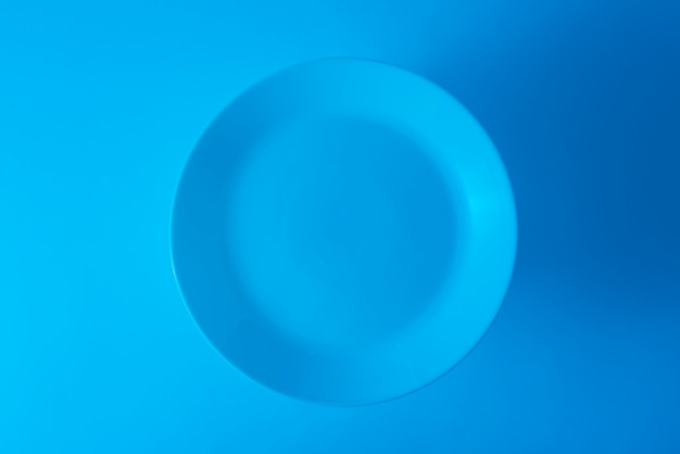 Zdjęcie ogólny widok pustej płyty niebieski na niebieskim tle