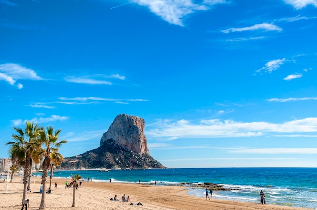 Ogólny widok z plaży Calpe ze skałą w tle