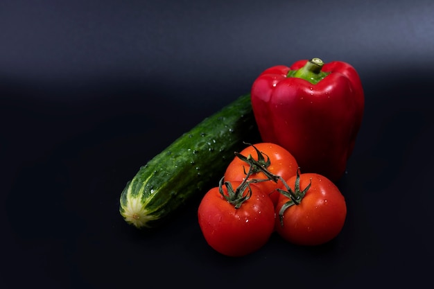 Ogórek, pomidory i czerwona papryka do przygotowania zdrowej sałatki warzywnej.