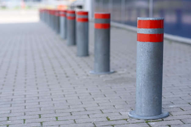 Zdjęcie ograniczające kolumny na parkingu samochodowym