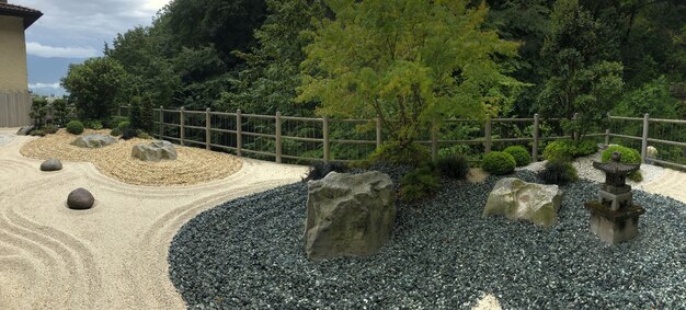 Ogród botaniczny z japońskimi kamieniami w pobliżu wodospadów Varone we Włoszech