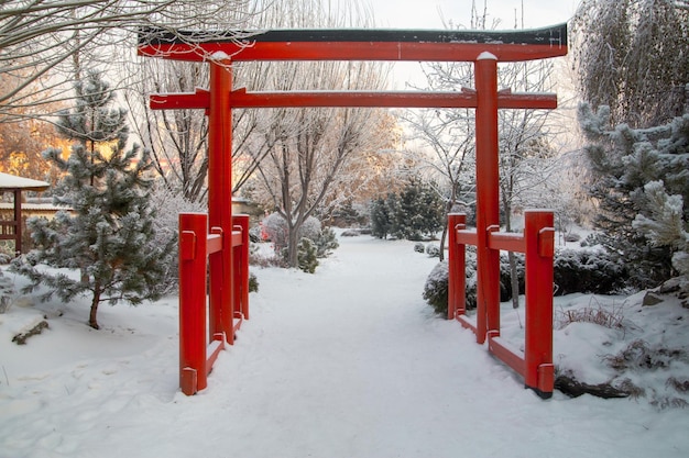 Ogród japoński w parku krajobrazowym zimą Miejsce wypoczynku w dużym mieście